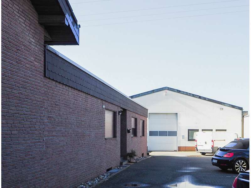 ARBEITEN + WOHNEN - Gewerbehalle mit Wohnhaus (5 Parteien)