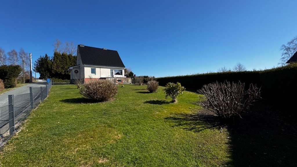 Immobilie in Reichenbach/Oberlausitz - Freistehendes Einfamilienhaus (EW65) mit Keller und Garage auf landschaftlich reizvollem Grundstück - Bild 1