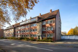 Großes Mehrfamilienhaus mit kleinen Einheiten und 8 Garagen