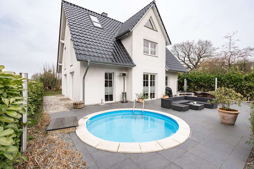 Immobilie in Fahrenkrug - Hochwertig ausgestattetes Architektenhaus mit Kapitänsgiebel, Pool und ausgebautem Dachgeschoss - Bild 1