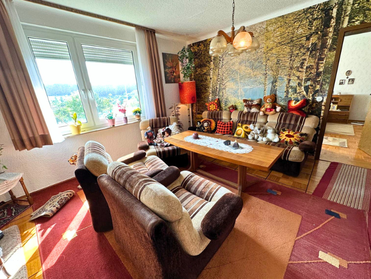 Immobilie in Bad Urach - Familienfreundliches Zuhause mit viel Platz, Garten und zwei Garagen - Bild 2