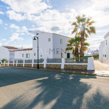 Einfamilienhaus mit Garage nahe dem Meer in Fornells
