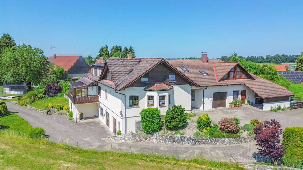 Immobilie in Bad Waldsee - Großzügiges Wohnhaus mit drei Einheiten, Wintergarten und unverbaubarer Ortsrandlage - Bild 2