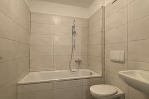 Einbauküche, Neues Badezimmer, Tiefgaragenstellplatz, Balkon & Aufzug – Lion-Feuchtwanger-Straße 25, 39120 Leipziger Straße, Magdeburg – Vorschaubild 5