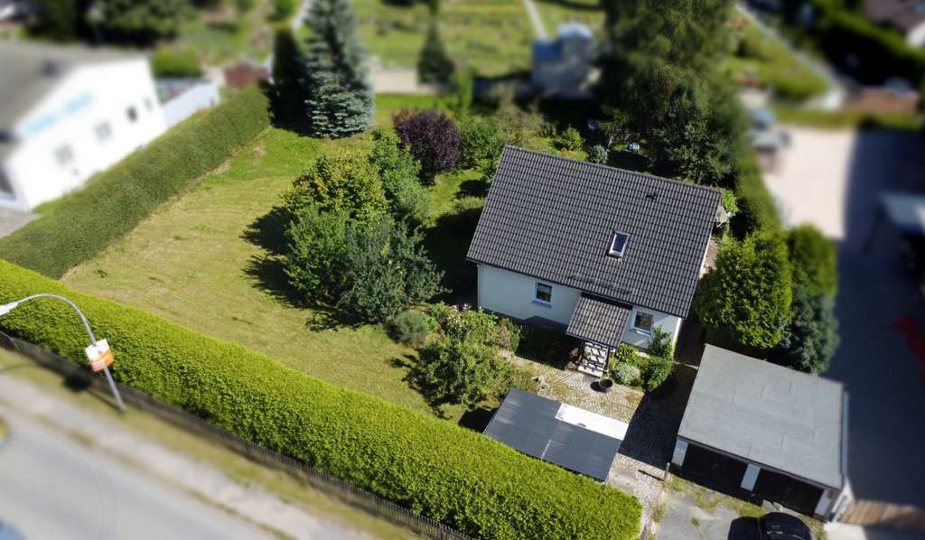 Immobilie in Lauter-Bernsbach - Gemütliches Einfamilienhaus mit Keller und tollem Garten! - Bild 3