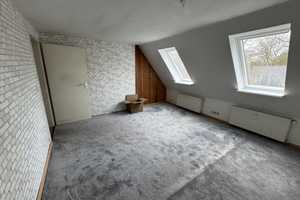 5- Zimmer-Dachgeschoßwohnung mit Tageslichtvollbad