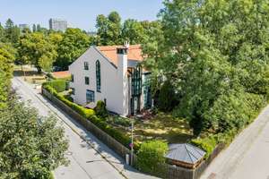 Architektur trifft Lebensqualität: 
Besonderes Reiheneckhaus in Bogenhausen-Englschalking
