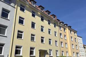 Charmante 2-3-Zimmer mit Südwest-Balkon, EBK, saniertem Badezimmer, Holzdielen etc.