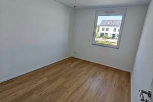 Erstbezug – Modernes 4-Zimmer-Reihenhaus mit Garten, 2 Bädern, Einbauküche & 2 Carports – Lilienstrasse 43, 90547 Stein – Vorschaubild 7