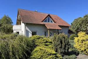 Großzügiges Familienanwesen mit weitläufigem Garten