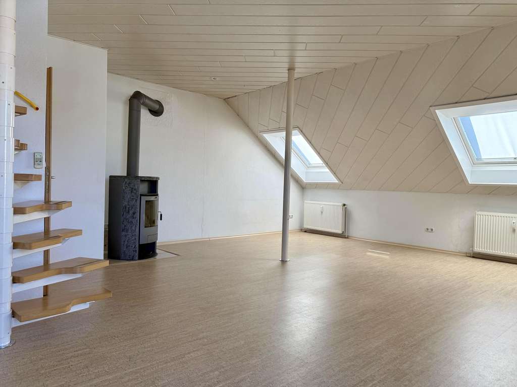 Immobilie in Rheinmünster - Großzügige 3-Zimmer DG-Wohnung mit Kaminofen, Klimaanlage und Balkon in Rheinmünster - Bild 2