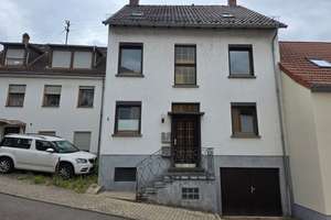 RESERVIERT! Zweifamilienhaus für Selbstnutzer und Vermieter mit Garten und einer Garage – Die vollständige Adresse der Immobilie erhältst du vom Anbieter., 66128 Gersweiler, Saarbrücken – Vorschaubild 1
