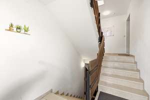 Zentral gelegene 2-Zimmer-Dachgeschosswohnung mit Nordostbalkon in Gilching – Die vollständige Adresse der Immobilie erhältst du vom Anbieter., 82205 Gilching – Vorschaubild 2