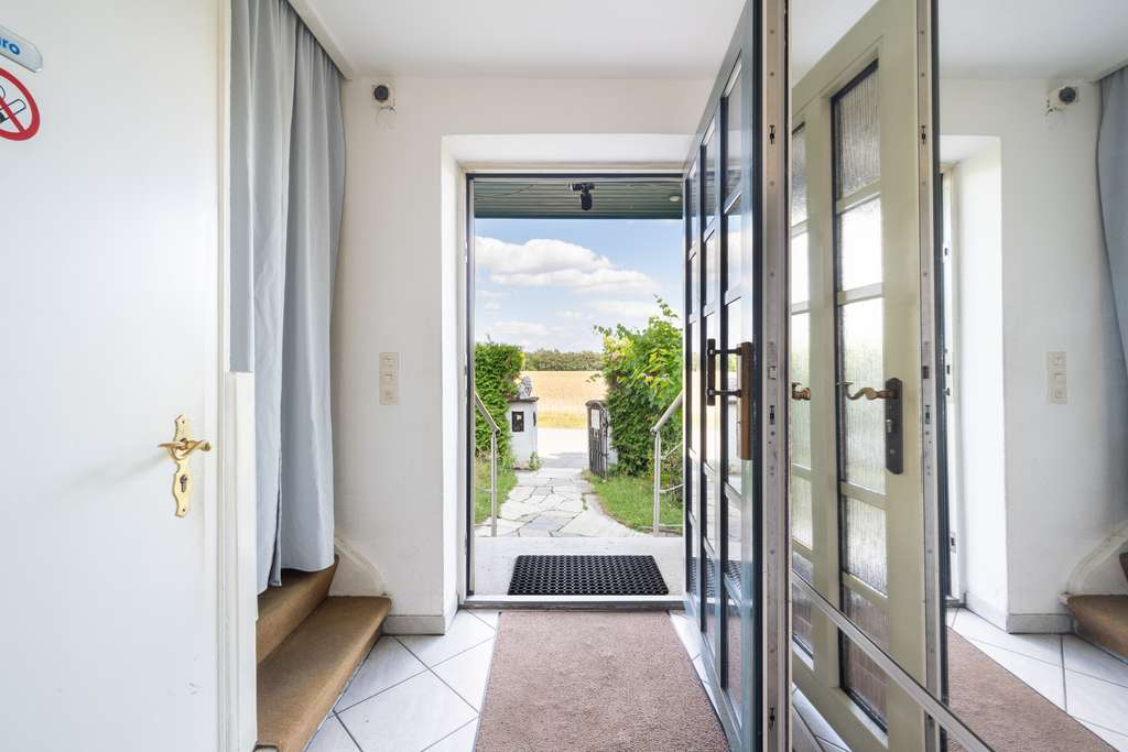 Immobilie in Gräfelfing - MÜNCHNER IG: Charmantes Zweifamilienhaus mit Blick ins Grüne – Ideal für Familien oder Investment! - Bild 3