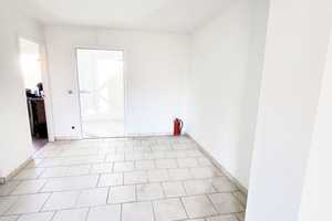 Charmantes Reihenmittelhaus in Nürnberg-Großgründlach: Einbauküche, Garage, ruhige Lage. – Bad Brückenauer Straße 24b, 90427 Nürnberg – Vorschaubild 7