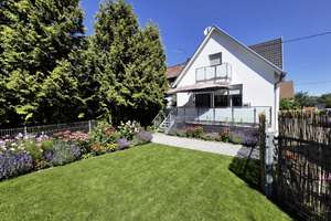Familientraum mit Zukunft: Modernisiertes Einfamilienhaus mit Einliegerwohnung und Sonnengarten