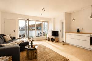 Sonnige Dachgeschosswohnung mit großem Südbalkon – 3 Zimmer in Berlin-Johannisthal – Die vollständige Adresse der Immobilie erhältst du vom Anbieter., 12487 Johannisthal, Berlin – Vorschaubild 2