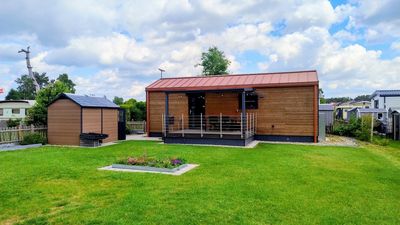 Mobilheim im Chalet-Stil: Energiesparend im echten Haus-Standard & voll vernetzt auf zwei Zimmern