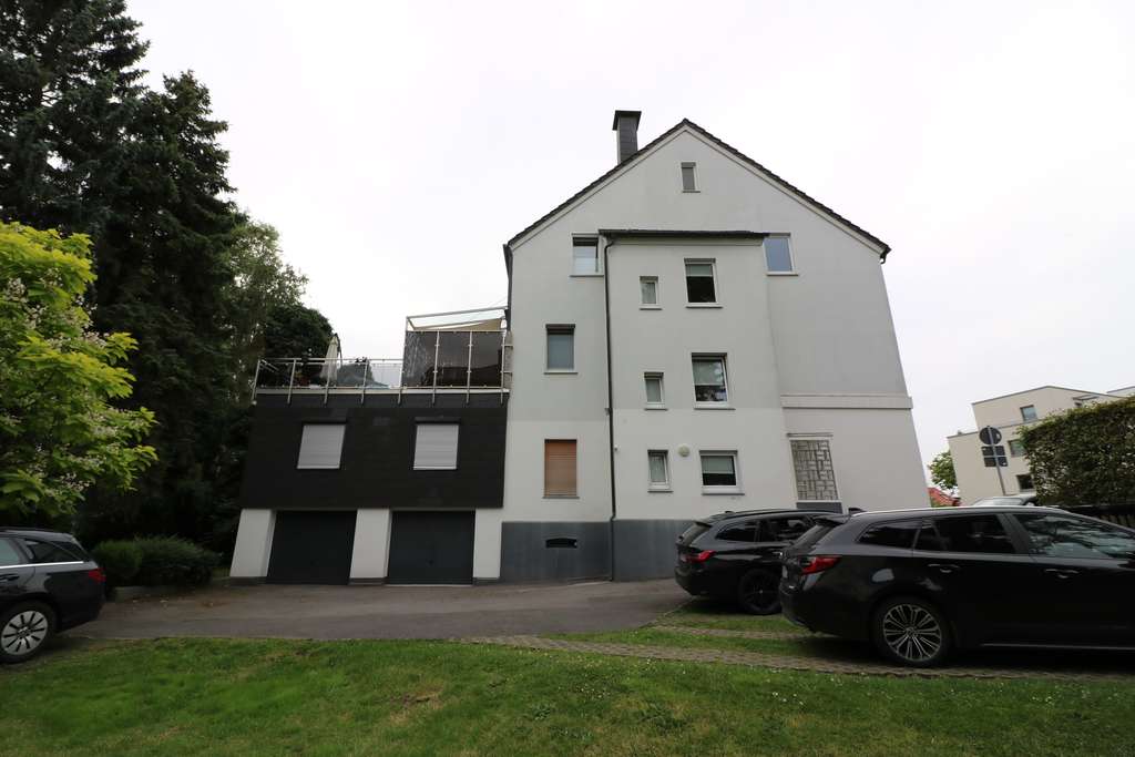 Wohnen und Vermieten in begehrter Bochumer Lage – Vier-Parteienhaus mit Ausbaureserve + Neubauoption