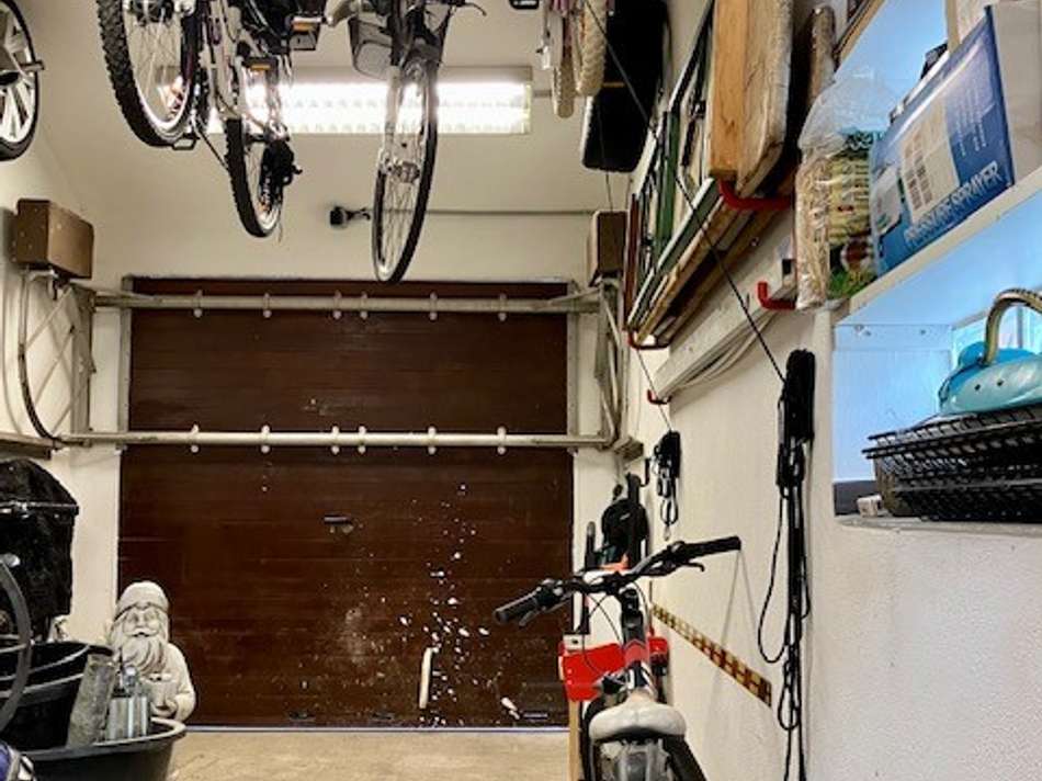 Blick in die hohe Garage