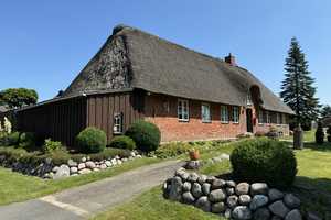 Im Reetdachhaus wohnen plus das Grundstück teilen und bebauen: hier ist beides möglich! – Nordfriesland (Kreis) – Vorschaubild 2