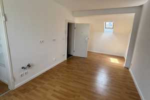 Charmante 1-Zimmer-Dachgeschosswohnung mit Aufzug in Toplage – Mannheim Lindenhof!
 – Mannheim – Vorschaubild 1