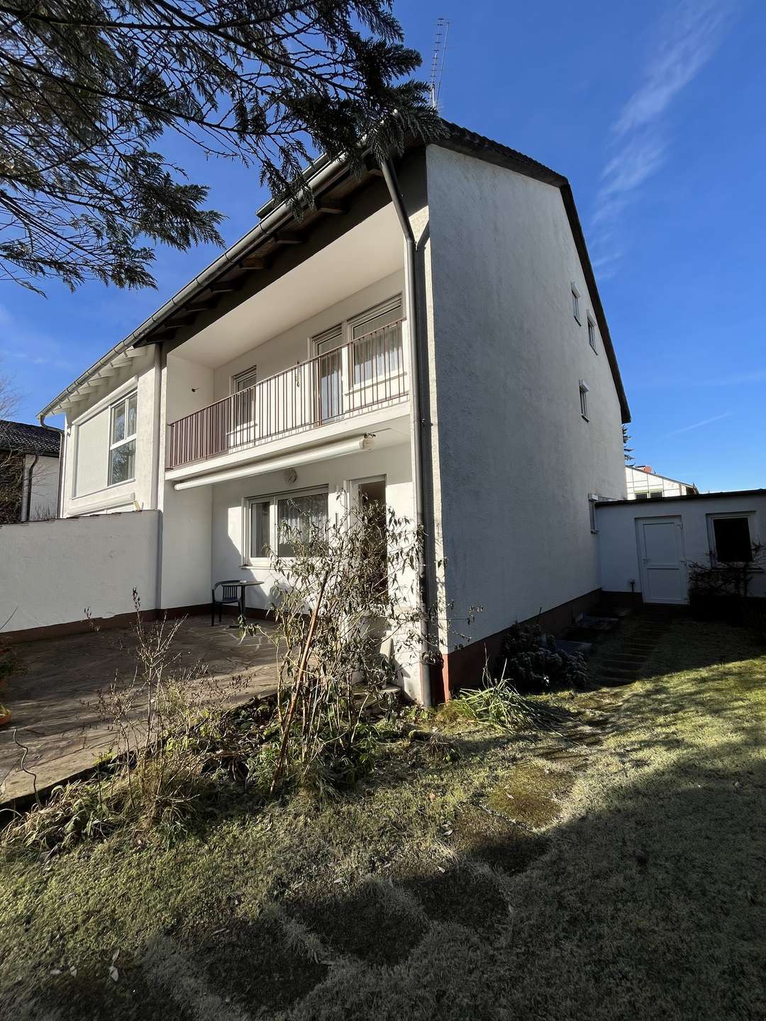 Renovierungsbedürftigte DHH mit Einliegerwohnung im DG am ruhigen Waldrand Waldtruderings, München – Bild 2