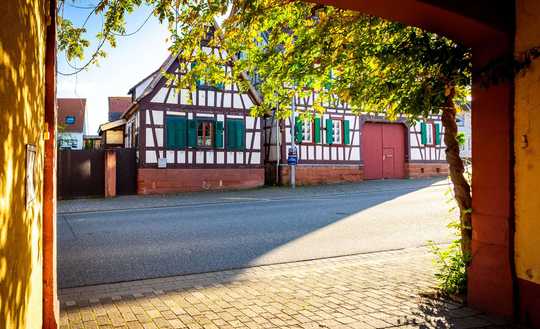 PERLE SUCHT POLIER: Fachwerkhaus und Bauplatz