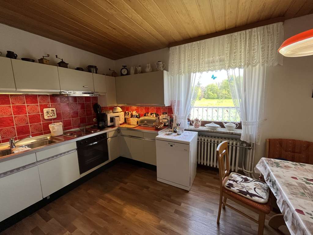 Immobilie in Coppenbrügge - Viel Platz für Ihre Wohnideen: Familienhaus mit Charme und unverbaubarem Ausblick - Bild 2
