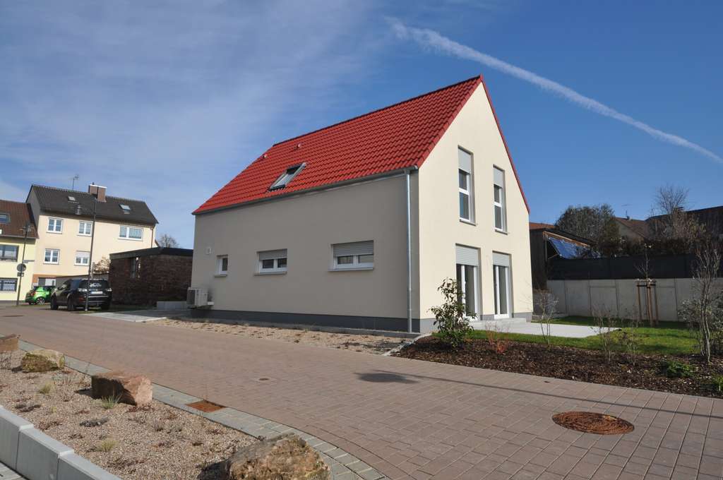 Immobilie in Eschau - Freistehendes Einfamilienhaus!
Der Frühling zeigt, wie schön Veränderung sein kann! - Bild 1