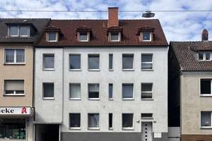 Zentral wohnen. Ruhig leben.
Gepflegte 2-Zimmer-ETW mit Stellplatz und
Zugang ins Grüne
