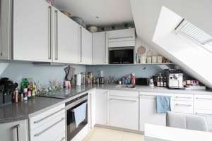 Freistehende 3 Zimmer Dachgeschosswohnung in Leipzig Stötteritz mit Aufzug und Loggia – Die vollständige Adresse der Immobilie erhältst du vom Anbieter., 4299 Stötteritz, Leipzig – Vorschaubild 2