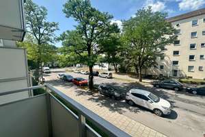 Heller Balkon mit grüner Aussicht in 3 Zimmern in München – Deisenhofener Straße – Deisenhofener Straße 110A, 81539 Obergiesing, München – Vorschaubild 6