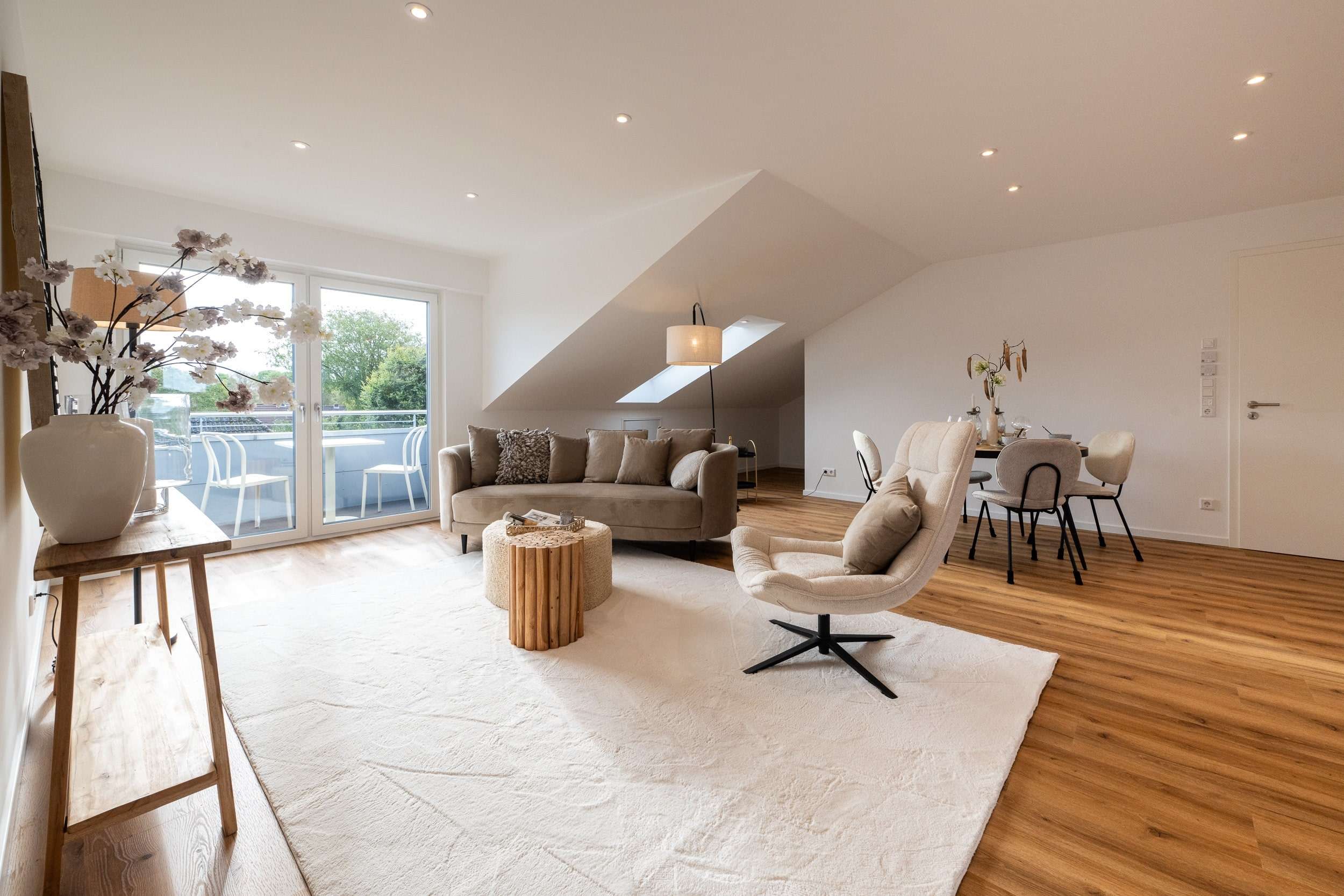 Immobilie in Friedrichstadt - Exklusive KfW-55 Dachgeschoss-ETW in bevorzugter Wohnlage mit 2 Balkonen und Stellplatz - Bild 2