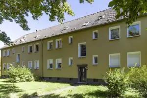Gemütliche 2 Zimmer-Dachgeschosswohnung zu vermieten! – Karolingerstraße 23, 47139 Duisburg – Vorschaubild 1