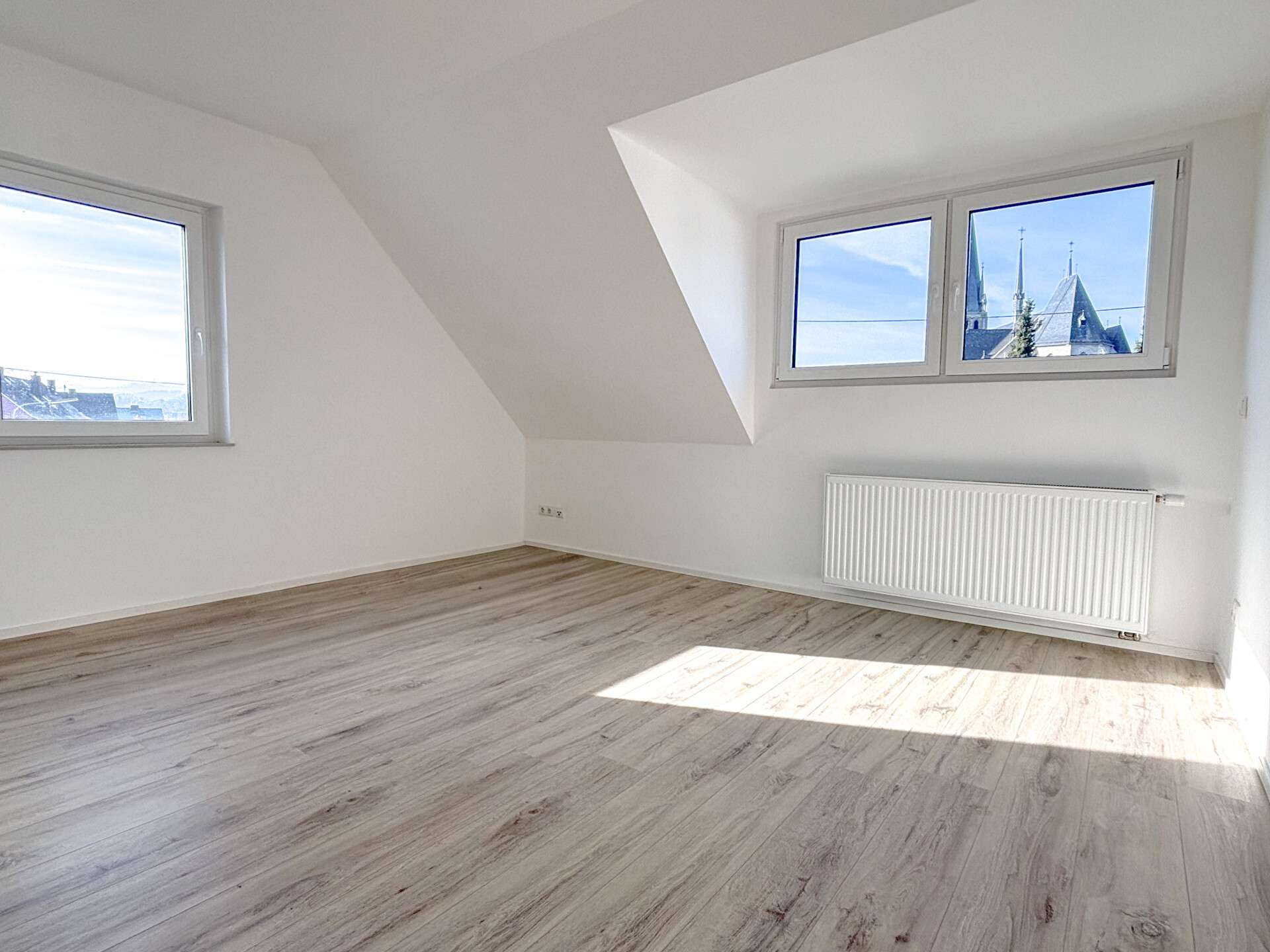 Immobilie in Wirges - Einziehen & genießen: Modernisiertes Zweifamilienhaus mit Photovoltaikanlage, Garage und Terrasse - Bild 4