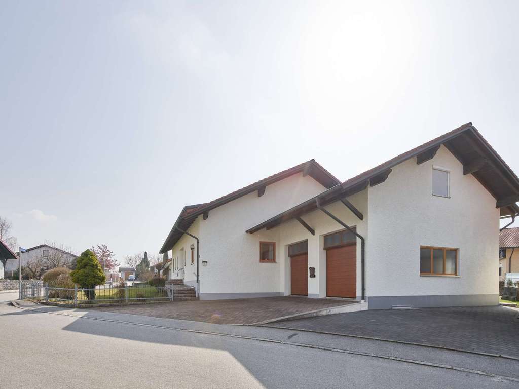 Immobilie in Reisbach - Perfekt für die ganze Familie: Großzügiges EFH mit schönem Garten! - Bild 1