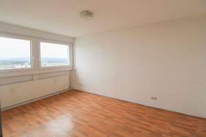Sehr schön aufgeteilte 3-Zimmer-Wohnung mit traumhaftem Blick und Schwimmbad in Neu-Ulm – Die vollständige Adresse der Immobilie erhältst du vom Anbieter., 89231 Neu-Ulm – Vorschaubild 2