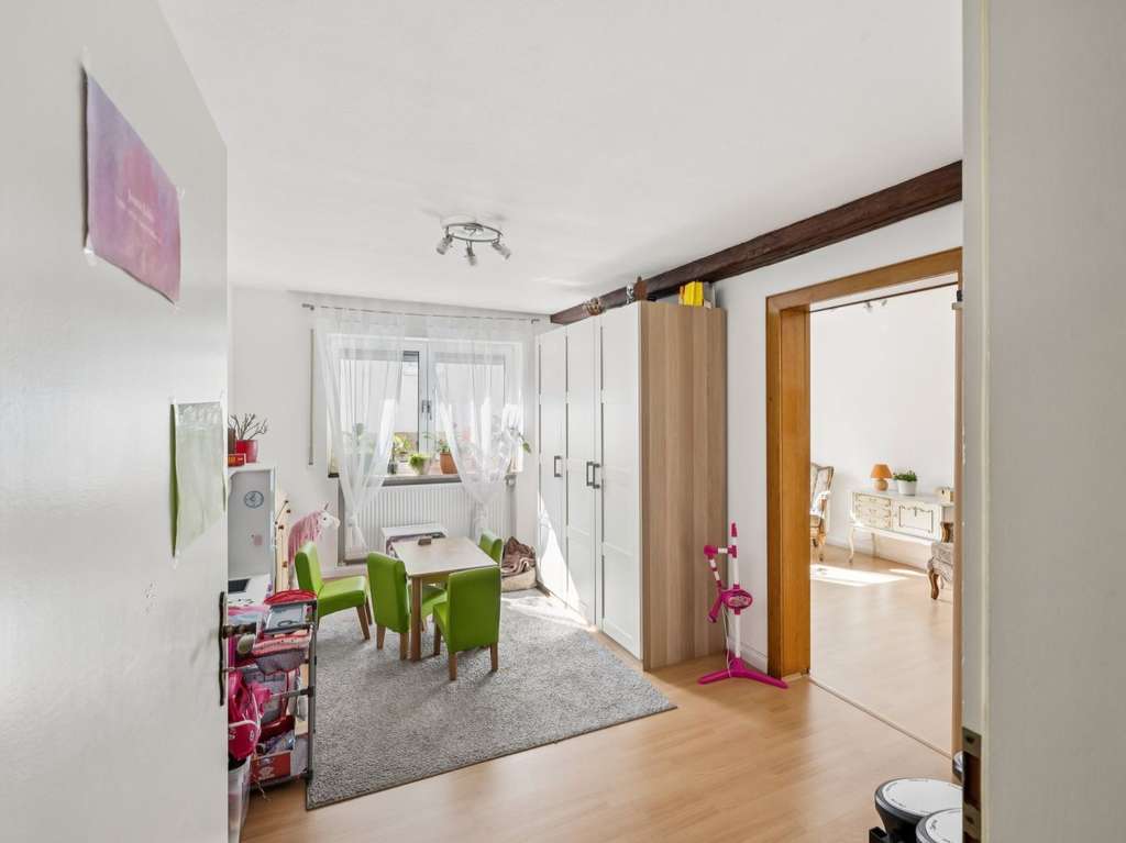 Immobilie in Schöneck - Zweifamilienhaus mit Einliegerwohnung, Garten und Ausbaupotenzial in ruhiger Lage in Schöneck - Bild 4