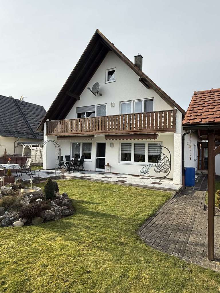 Immobilie in Bobingen - viel Platz für viele Möglichkeiten - großzügiges EFH mit DG und Carport - Bild 0