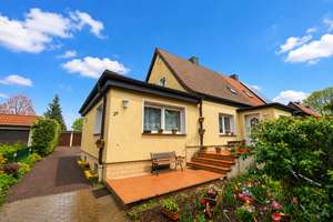 Doppelhaushälfte mit großem Grundstück (1.086 m²) | 5 Zimmer | Staßfurt OT Lust