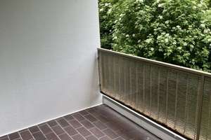 Helle teilmöblierte 1-Raum-Wohnung mit Blick ins Grüne und Küche