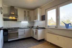 Attraktive 2-Zimmer-Dachgeschosswohnung mit Balkon, Stellplatz und neuer Einbauküche in Huckingen – Biegerfelder Weg 39, 47259 Huckingen, Duisburg – Vorschaubild 3