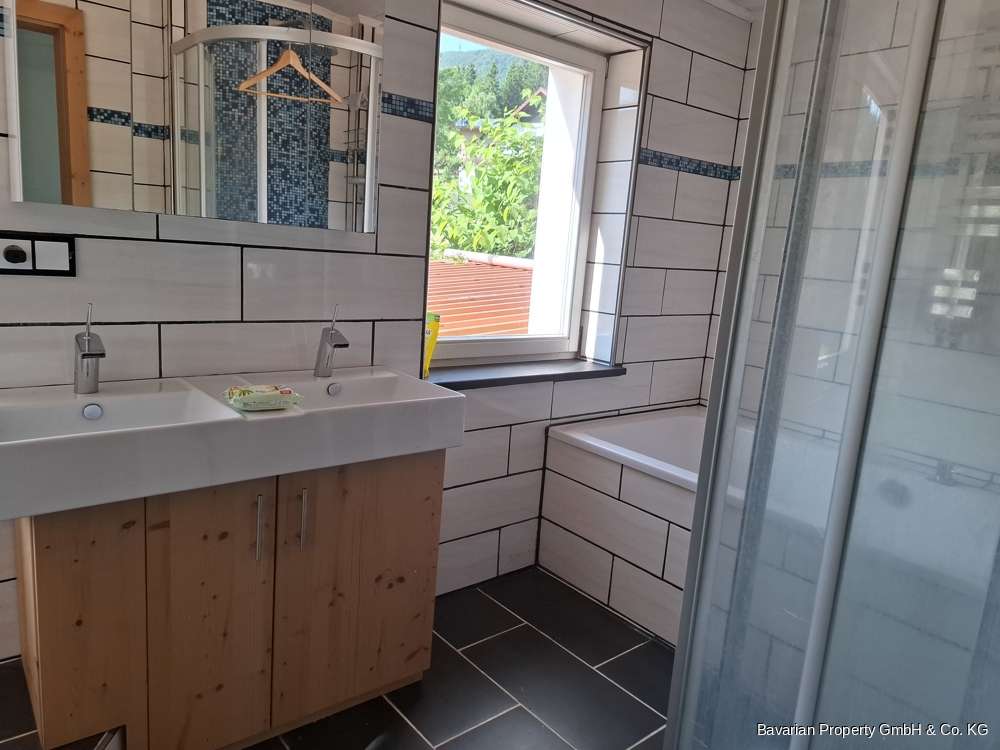 Immobilie in Rimbach - Fast ALLEINLAGE! Umfangreich saniert-Bezugsfrei! EFH mit sep. ELW, 1.600 ² Grd, 93485 Rimbach - Bild 2