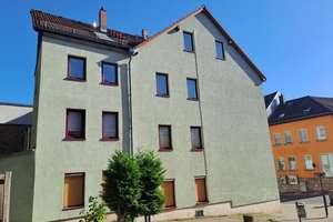 Charmantes Mehrfamilienhaus mit drei Wohneinheiten und großem Entwicklungspotenzial – Die vollständige Adresse der Immobilie erhältst du vom Anbieter., 99510 Apolda – Vorschaubild 1