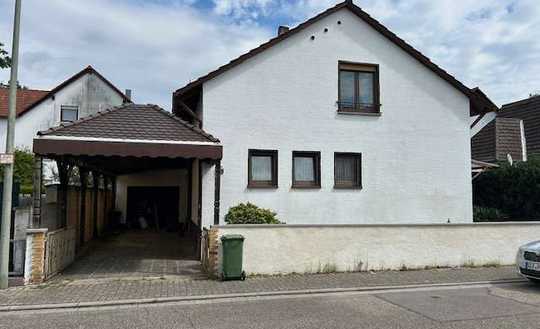 Geräumiges Einfamilienhaus mit Garten und Garage in guter Wohnlage.