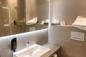 Hotel-Atmosphäre: vollausgestattetes möbliertes ehemaliges Hotelzimmer in Karlsruhe zu vermieten. – Kriegstr. 51, 76133 Innenstadt-West, Karlsruhe – Vorschaubild 4
