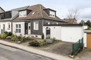 Tolle Lage für junge Familien - Renovierungsjuwel mit rd. 106 m², Garten und Garage in Hinsel  