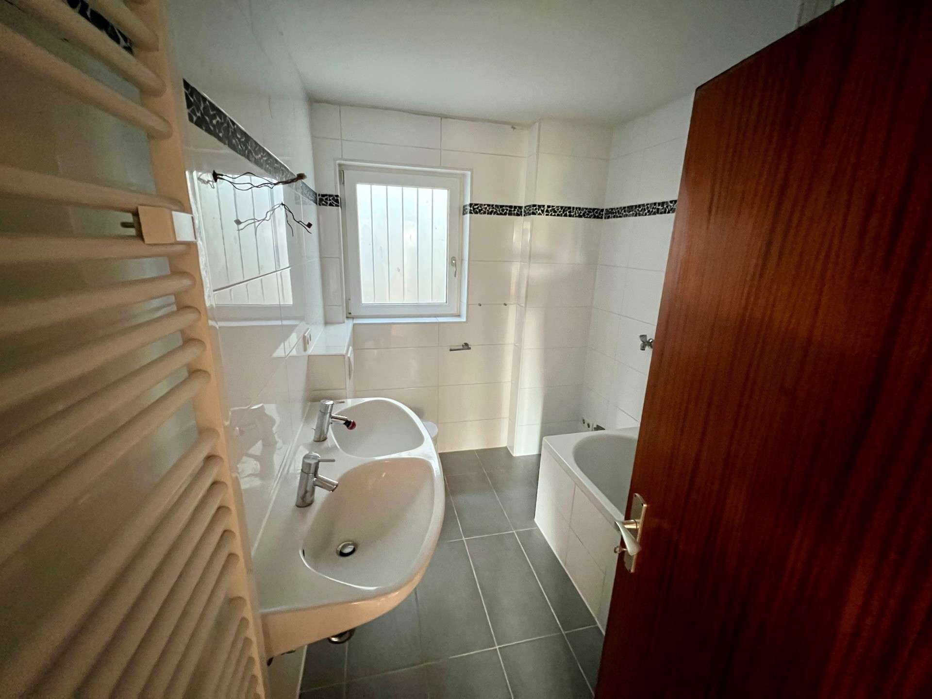 Immobilie in Malsch - Dreifamilienhaus mit Weitblick in grüner Hanglage - Bild 1