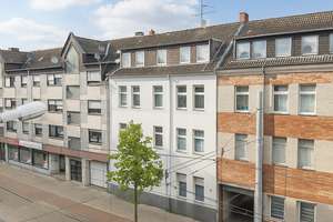 Gepflegtes Mehrfamilienhaus mit sechs Wohneinheiten und fünf Garagen in zentraler Lage